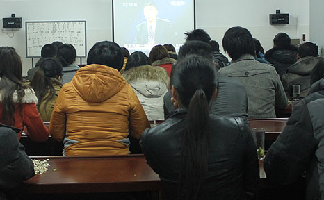 安邦全體員工學(xué)習(xí)百家講壇金正昆的視頻講解“商務(wù)禮儀”