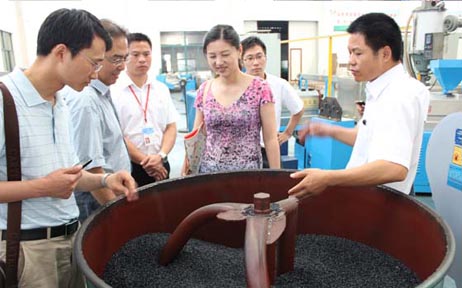 國(guó)家質(zhì)量技術(shù)監(jiān)督檢查組查看生產(chǎn)工藝