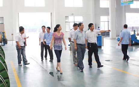 董事長(zhǎng)李貽連陪同參觀生產(chǎn)車間