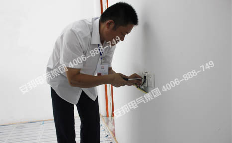 技術(shù)人員正在安裝電地暖溫控器