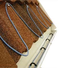 置于屋頂?shù)陌l(fā)熱電纜荷載應(yīng)在16-18w/m,發(fā)熱電纜可以用鍍鋼固定,置于因夏季陽(yáng)光照射而形成的凹槽內(nèi)