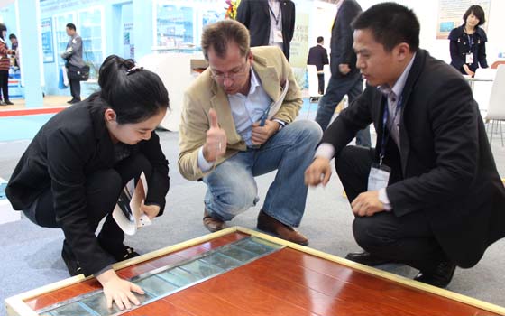 國外客戶參觀安邦電地暖產(chǎn)品