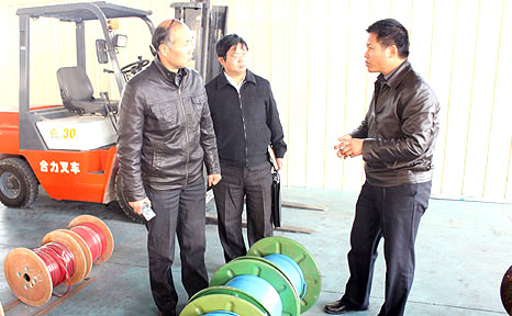 董事長(zhǎng)李貽連講解發(fā)熱電纜生產(chǎn)工藝