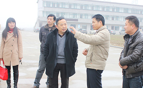 安邦集團(tuán)董事長(zhǎng)李貽連詳細(xì)介紹廠區(qū)綠化建設(shè)